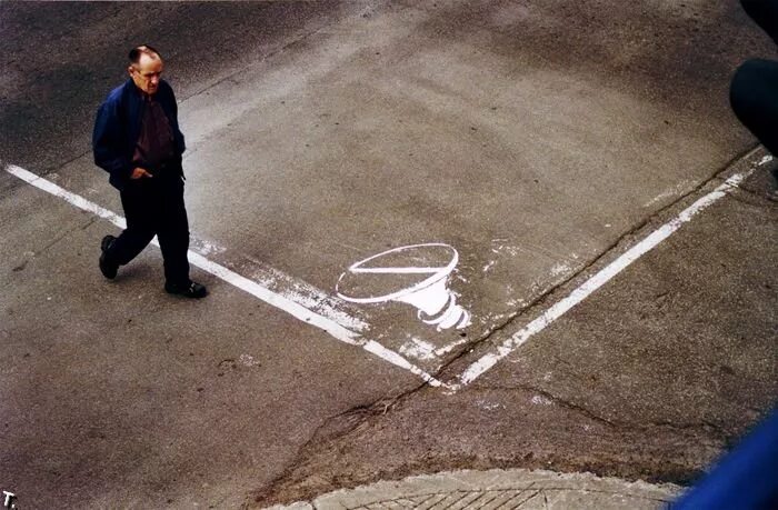 Сене на асфальте. Бригантина рисунок на асфальте. Голубь мира на асфальте. Джулиан бивер художник. Надпись мелом на асфальте.