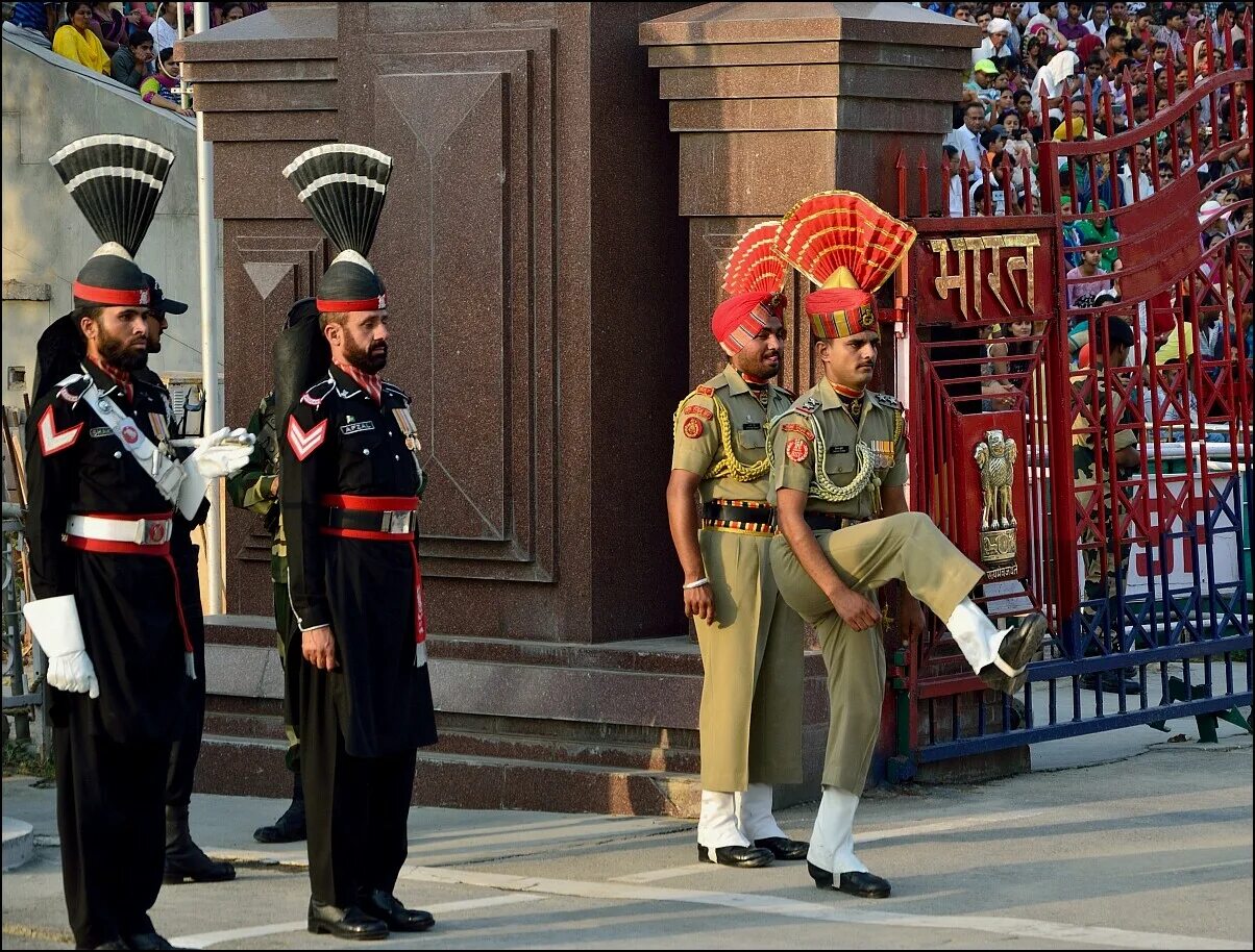Индия пакистан граница караул. Почетный караул индия пакистан. Индия пакистан граница караул. Почётный караул граница индии и пакистана. Индия пакистан граница караул.