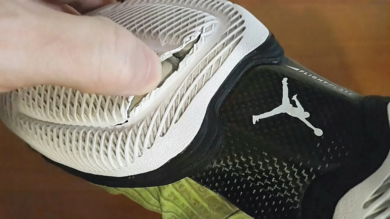 Ремонт кроссовок найк. Air Jordan подошва. Стельки Nike Air Jordan. Air Jordan 3 подошва. Лопнутая подошва на кроссовке.