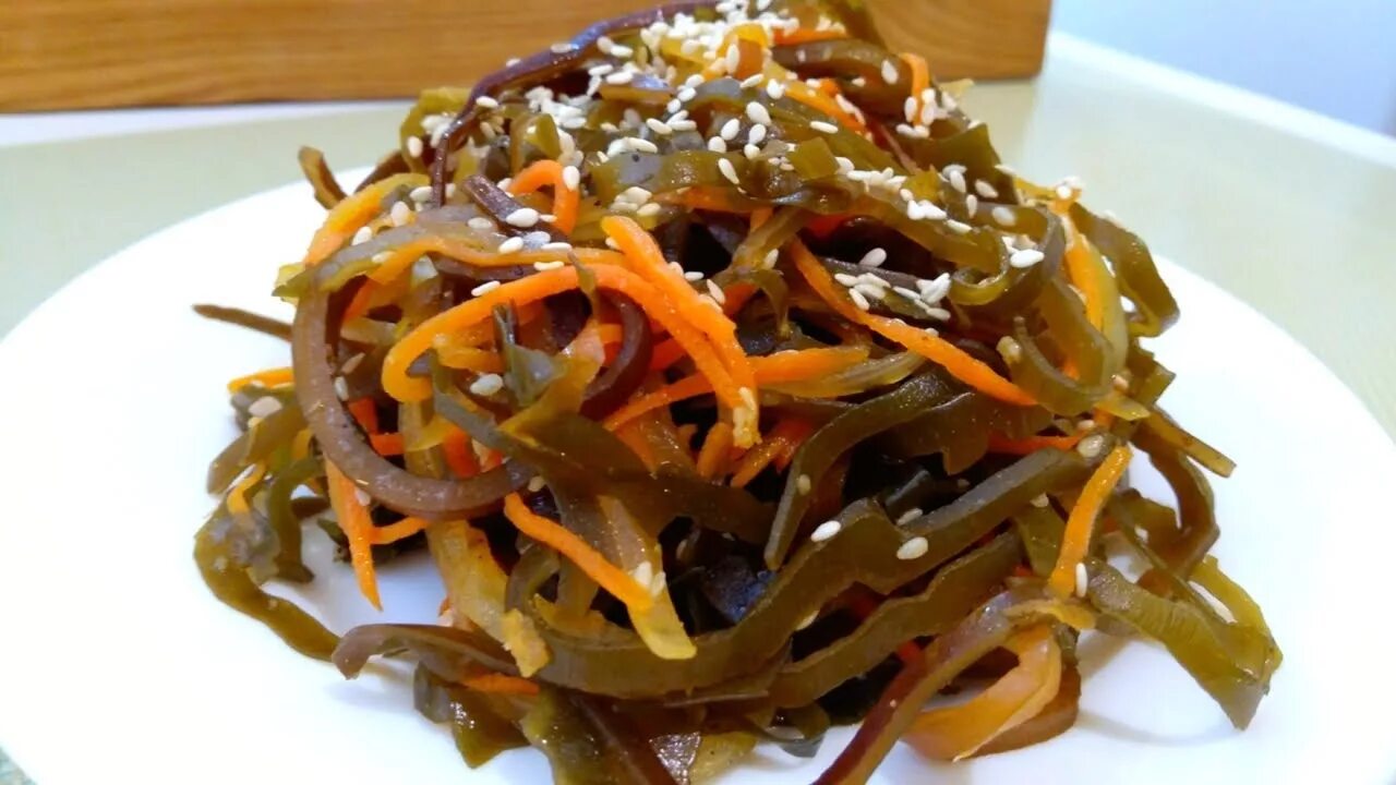 Ламинария рецепт. Морская капуста с морковью по-корейски. Морская капуста корейская. Морская капуста салат по корейски. Салат с морской капустой и морковью по корейски.