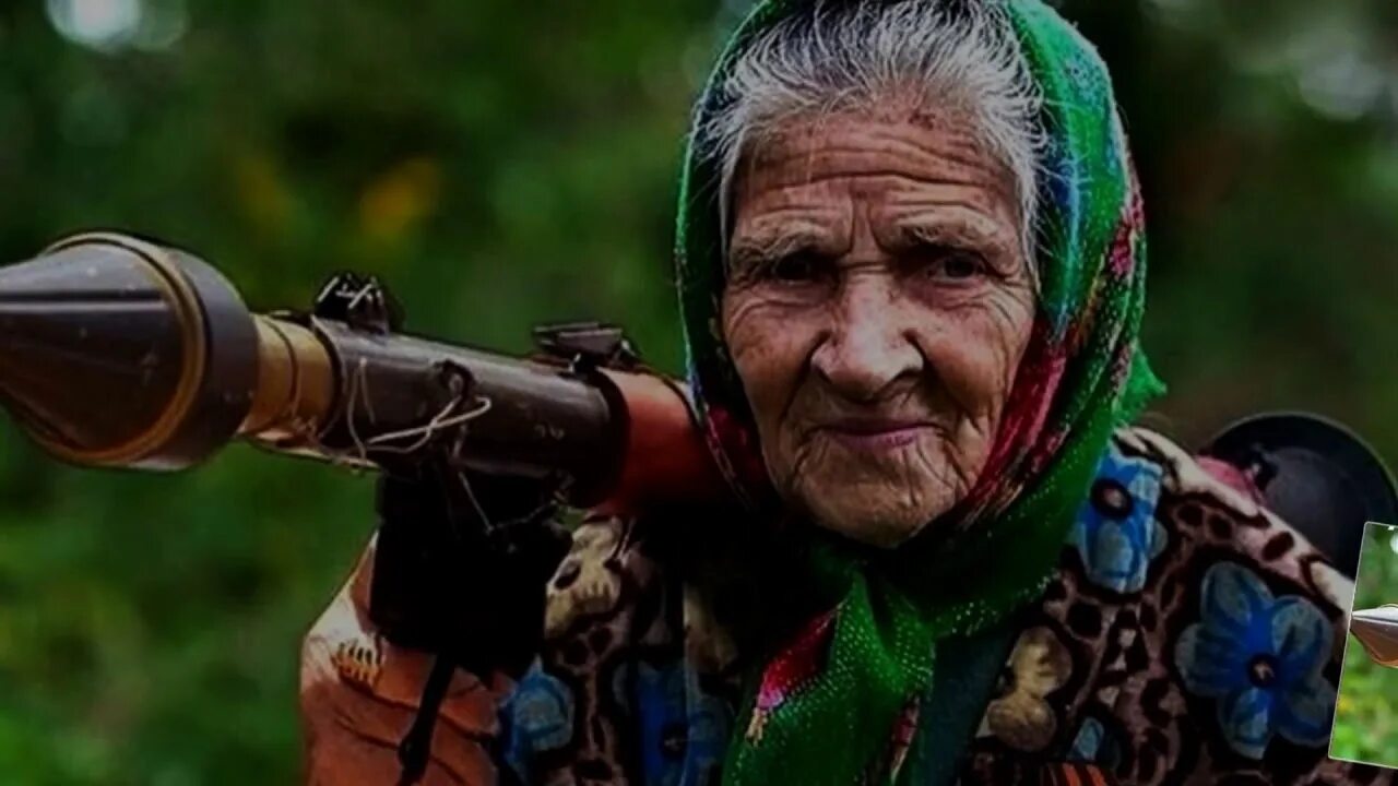 Видео бабка. Бабушка с автоматом. Бабка с РПГ. Бабка с ружьем. Бабка с базукой.