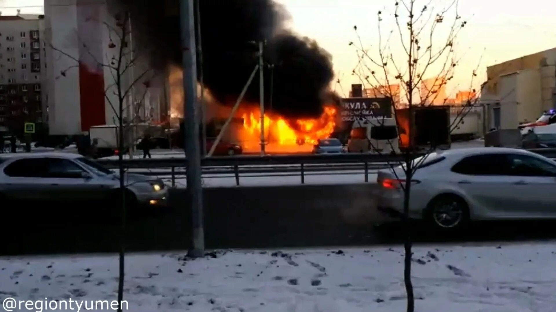 25 ноября тюмень. Улицы в огне. Пожар в Солнечном. Пожар в ТРЦ Солнечный. Горящая машина и рядом ракета.