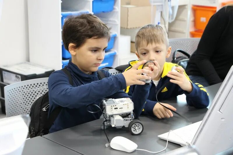 робототехника в школе. занятия по робототехнике. робототехника для аутистов. кружок робототехники. робототехника для дошкольников.