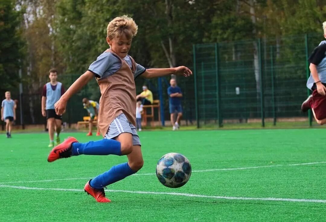 Футбол дети. Футбол в школе. Бесплатная секция футбола. Футбольная секция для детей. Бесплатная секция футбола.