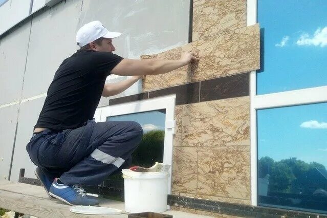 монтаж гибкого мрамора. монтаж гибкого мрамора. монтаж гибкого камня на стену. отделка фасада гибким мрамором. монтаж гибкого камня.