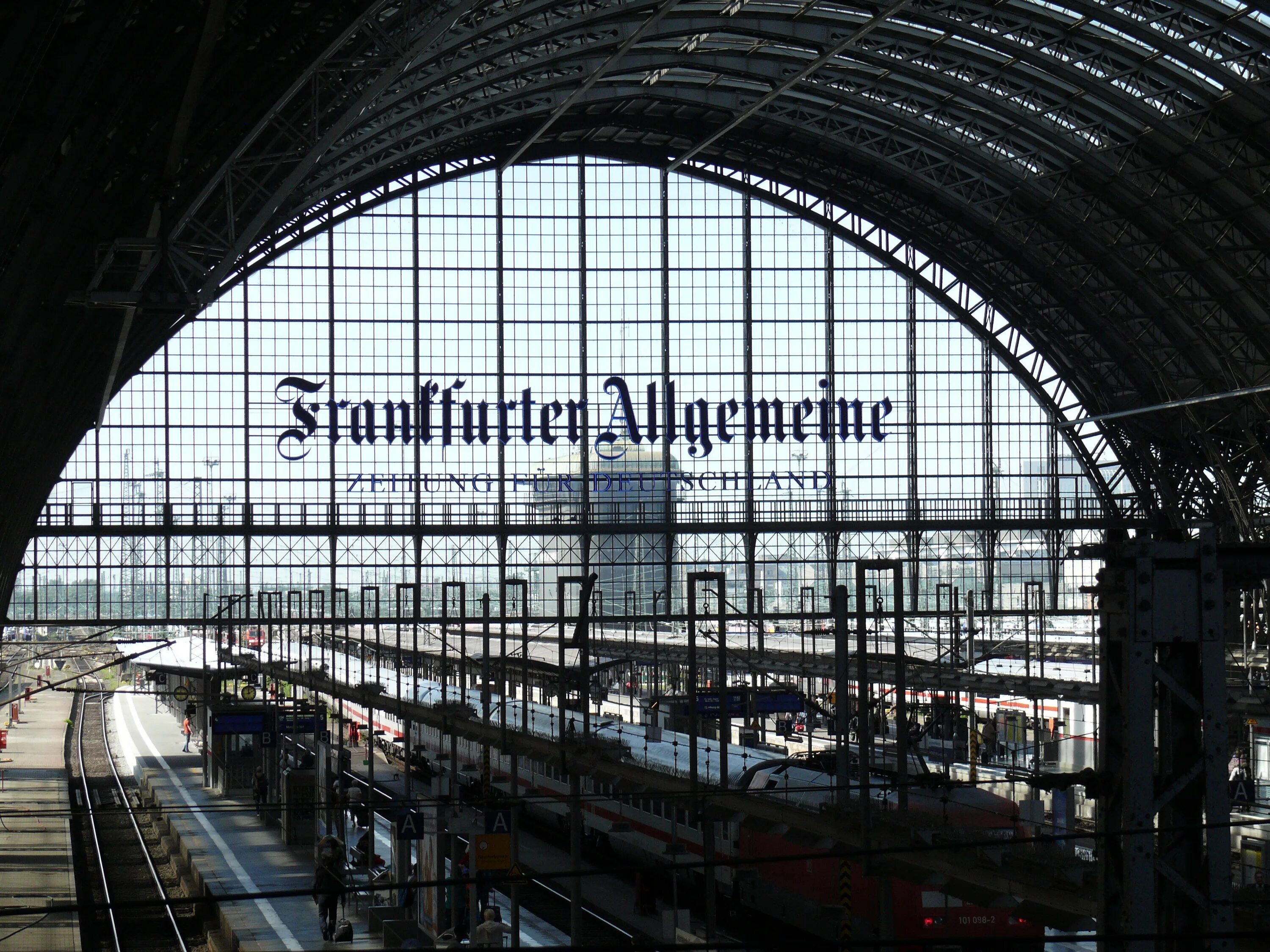 Train banks. Хауптбанхоф Франкфурт. Вокзал Франкфурт на Майне. Франкфурт Железнодорожный вокзал. ЖД вокзал Франкфурт.