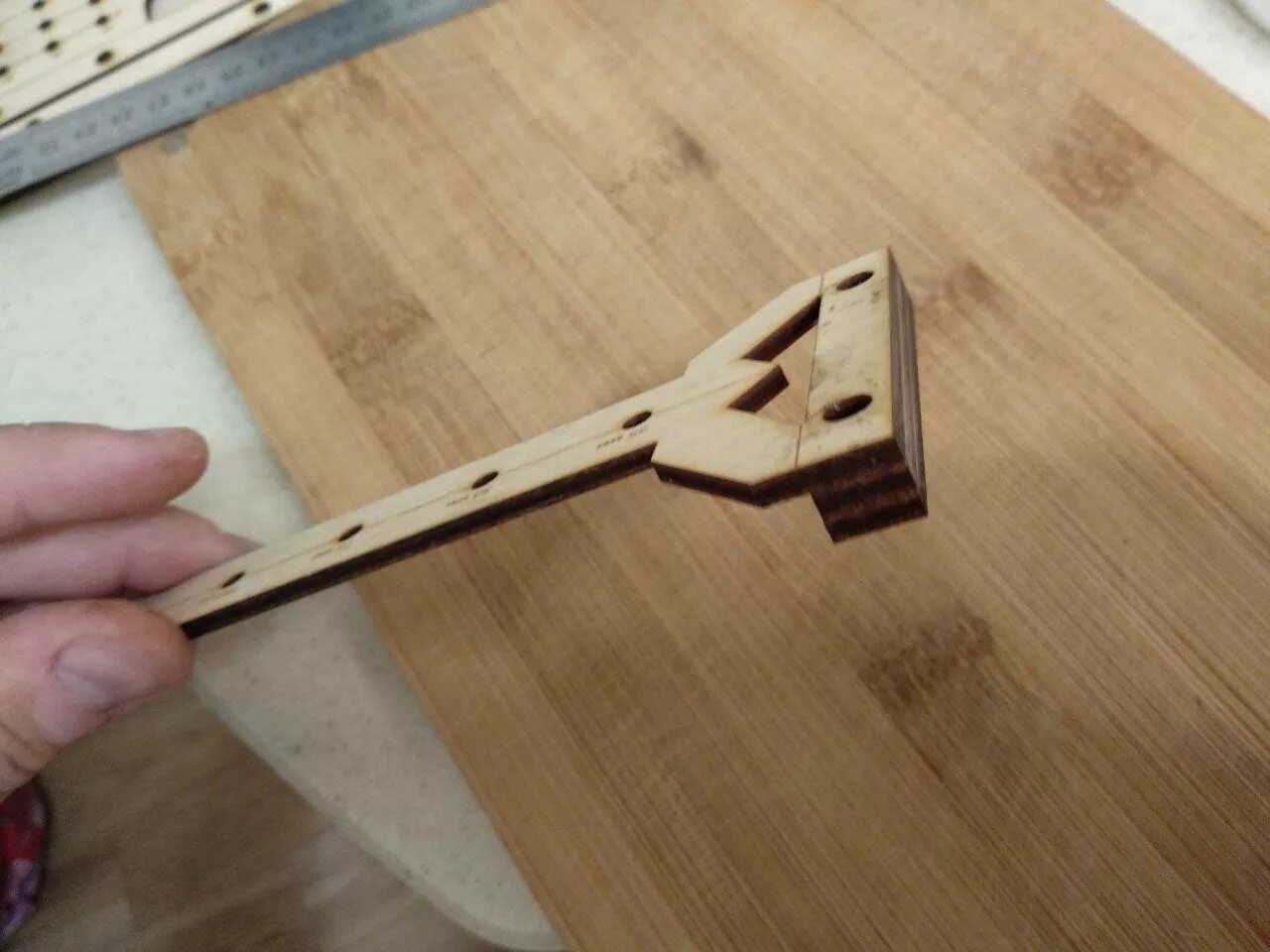 Шаблоны для мебели своими руками. Чертеж шаблона для врезки мебельных петель. Кондуктор для сверления отверстий под мебельные петли. Мебельный кондуктор для сверления чертеж. Кондуктор для фанеры.