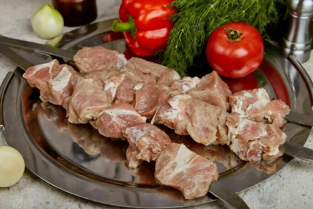 Мясо для шашлыка свинина 1 кг. Шашлык из свиной шеи. Свиная шея шашлык. Шашлык из шеи свинины. Свиное мясо для шашлыка.