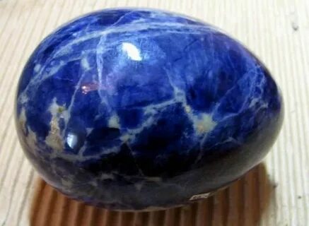 Камень с синими прожилками