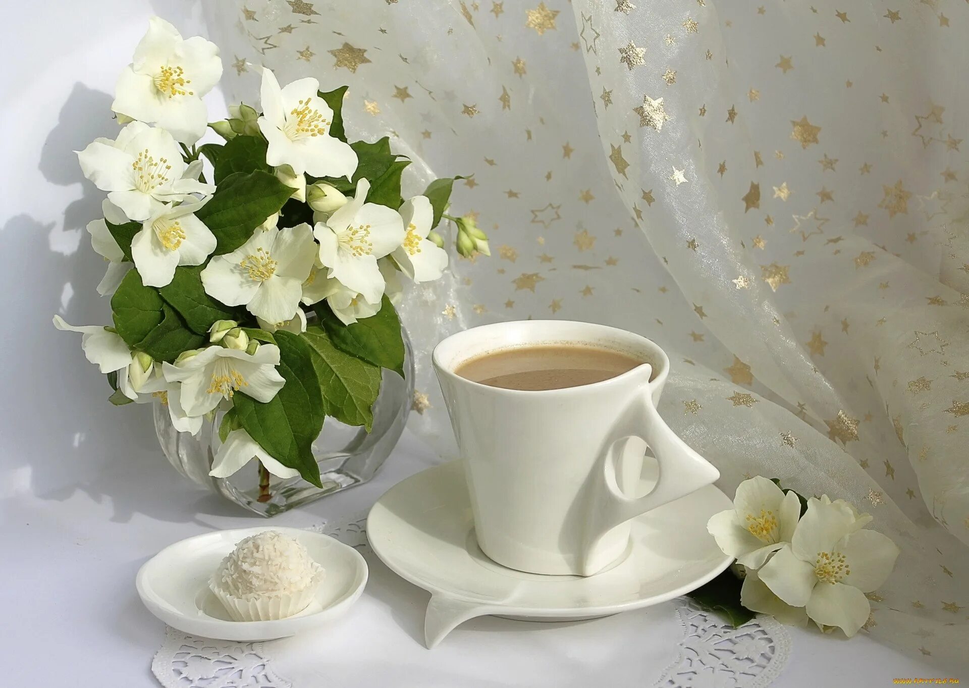 Открытки с добрым утром вторника весенние. Кофе и цветы. Чашка кофе и цветы. Утро кофе цветы. Утро чай цветы.