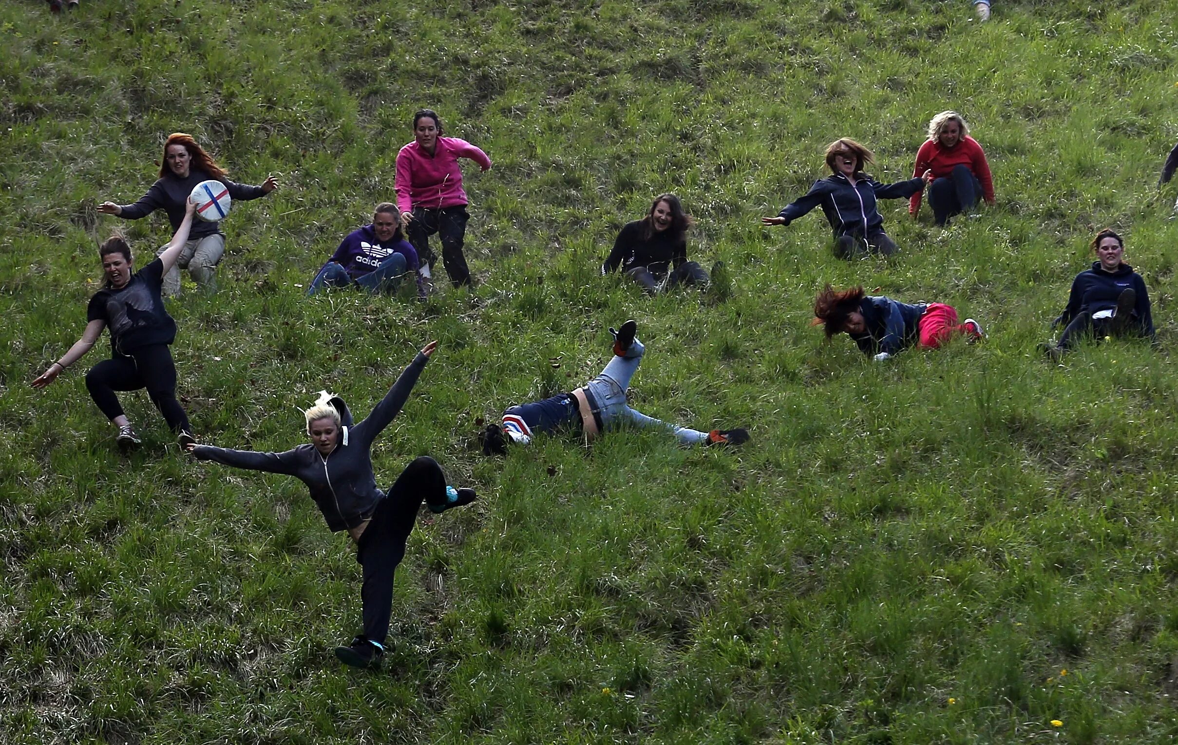 Куперсхилдская сырная гонка, Англия. Cooper's Hill Cheese Rolling. Сырная гонка на Куперс-Хилл. «Cheese Rolling Championship» — сырная гонка. Скатиться кубарем