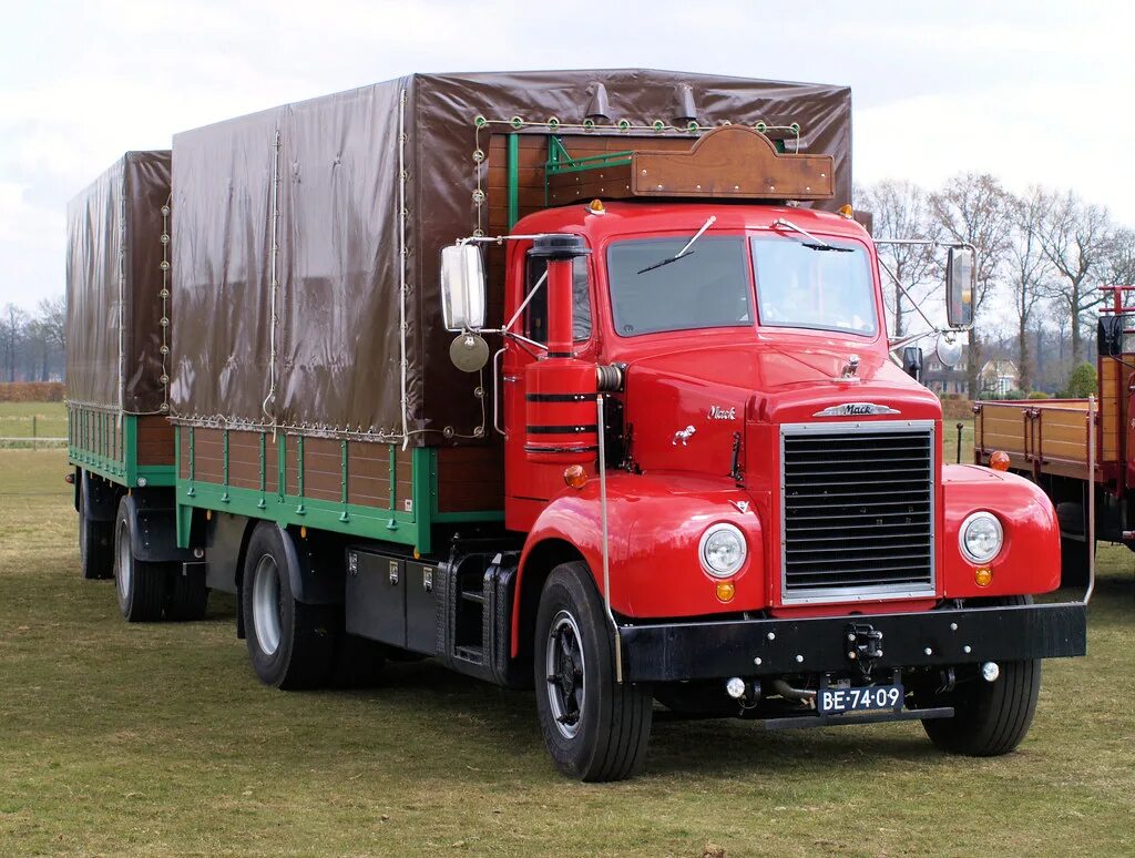 Грузовые автомобили книги. Грузовики Mack бескапотник. Тягач Mack 1970. Mack Trucks 80. Mack Trucks Грузовики 1950.