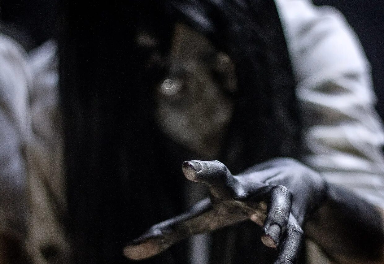 Dishonored конец миссии. Квест пожиратель. Горка пожиратель. Квест на васильевском острове в спб пожиратель. Родагон elden ring.