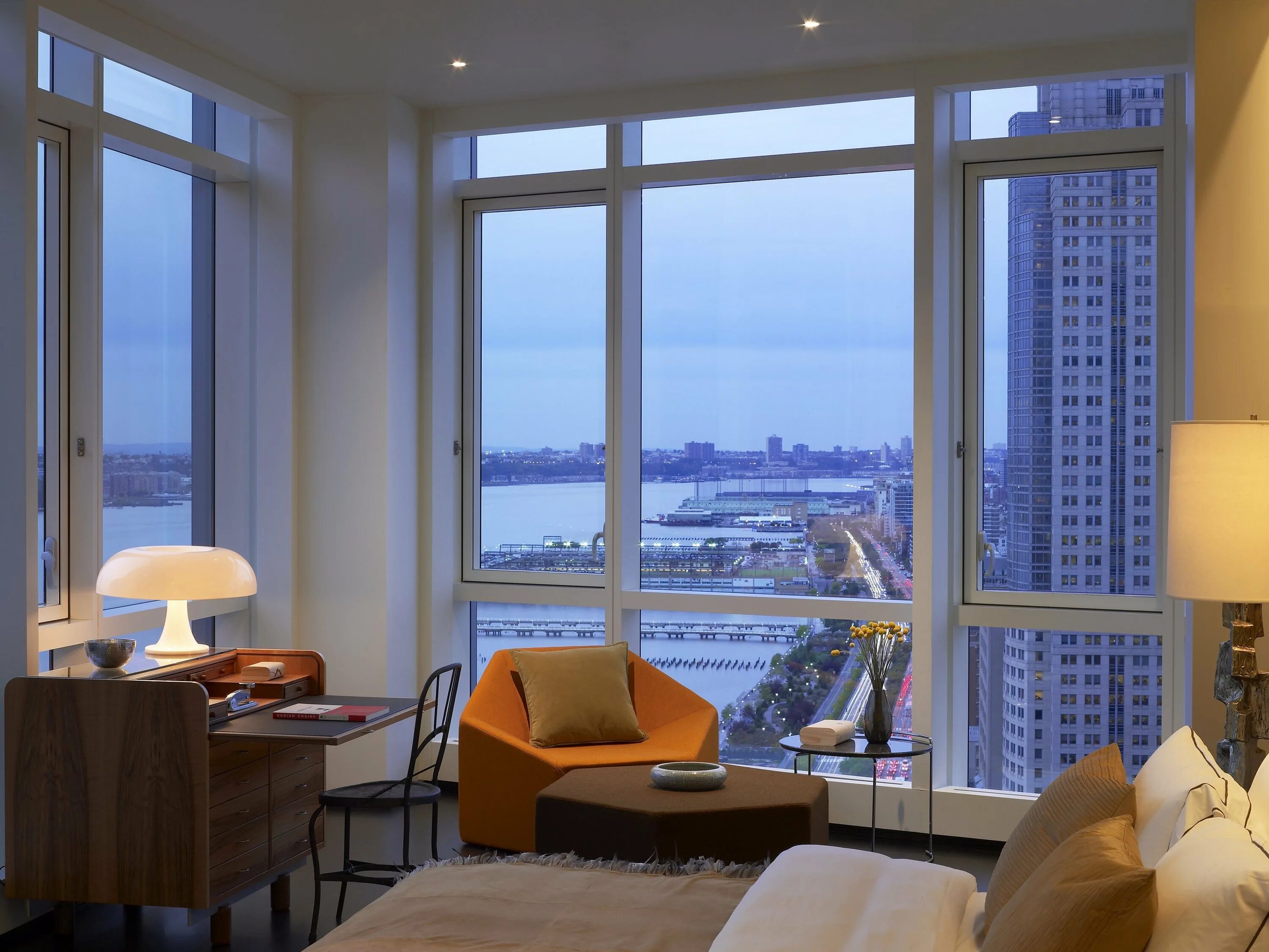 Виды квартир. Студия пентхаус в Нью Йорке. Квартира с панорамными окнами. Панорамные окна. Панорамный вид из окна.