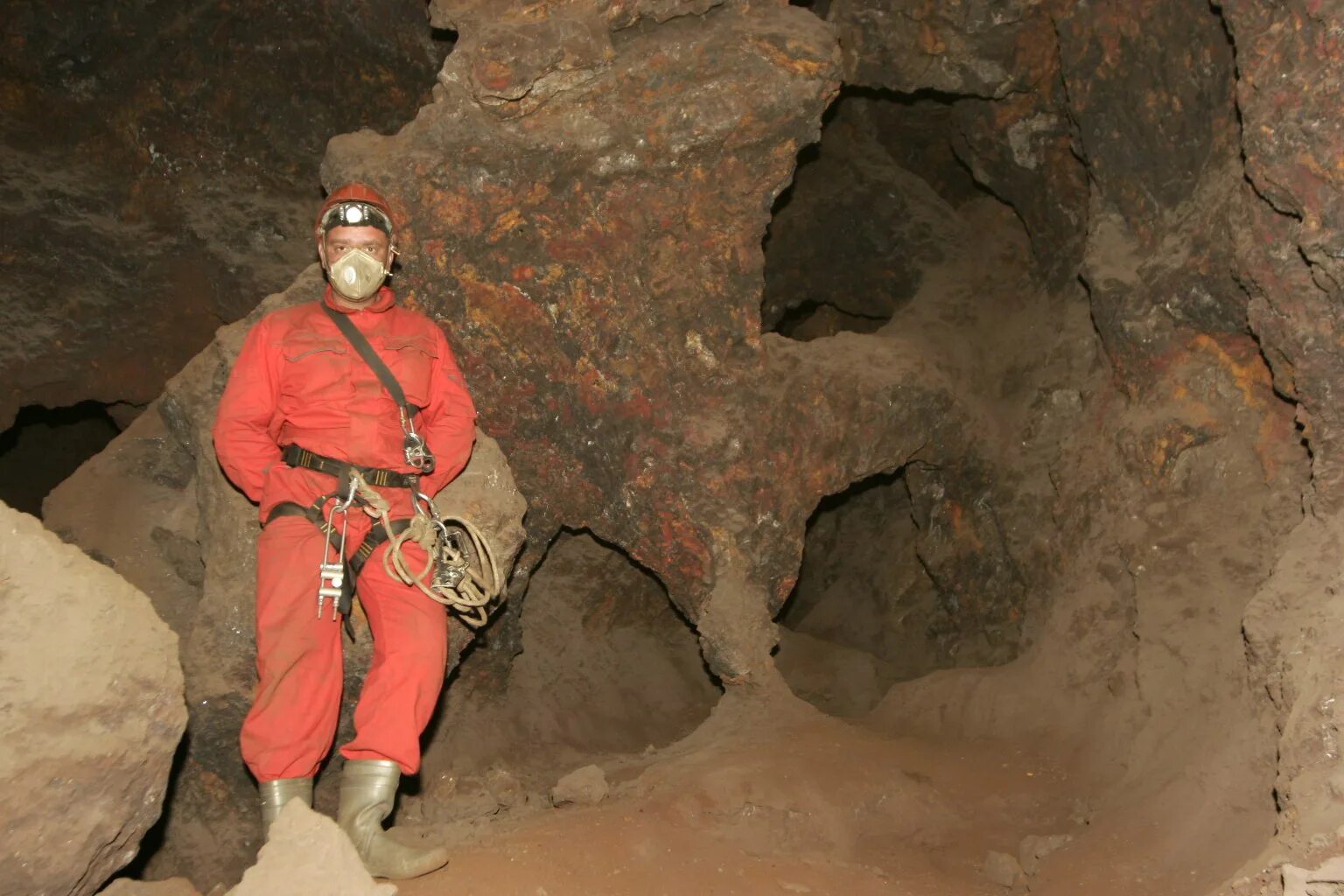 Почему экспедиция по изучению пещеры была. Пещера Кан и гут. Геопарк Мадыген. Кан и гут пещера Баткен. Гидрогеолог в пещере.