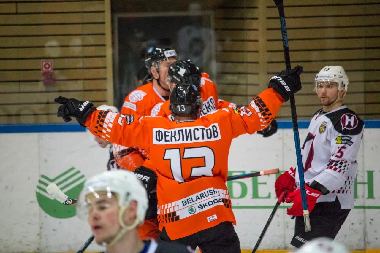 Хк шахтер солигорск. Шахтёр (хоккейный клуб, солигорск). Шахтёр (хоккейный клуб, солигорск). Хоккейный клуб шахтер. Шахтер солигорск хк витебск хоккей.