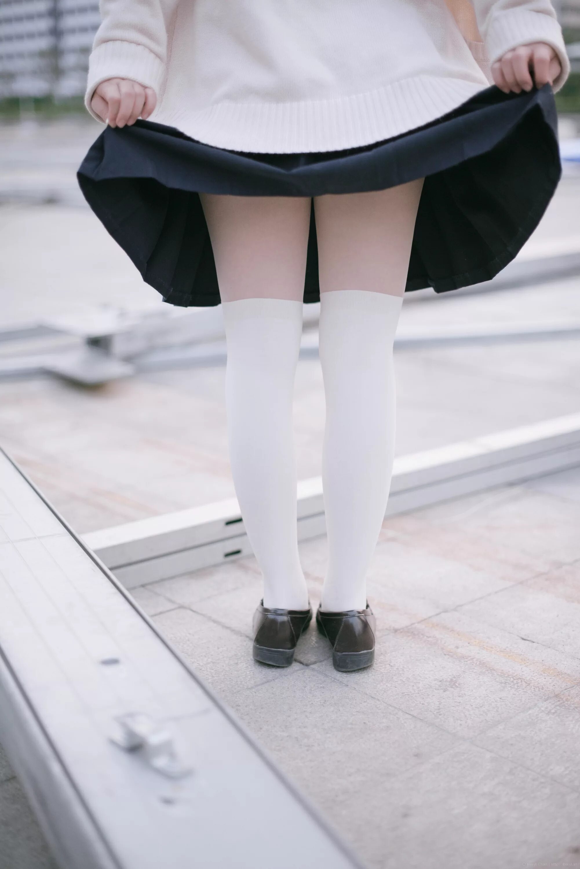 Школьная форма для девочек первоклашек. Первоклассница в пллный рось. Колготки knittex wera. Девочки в белых колготках. Доча в шортиках.