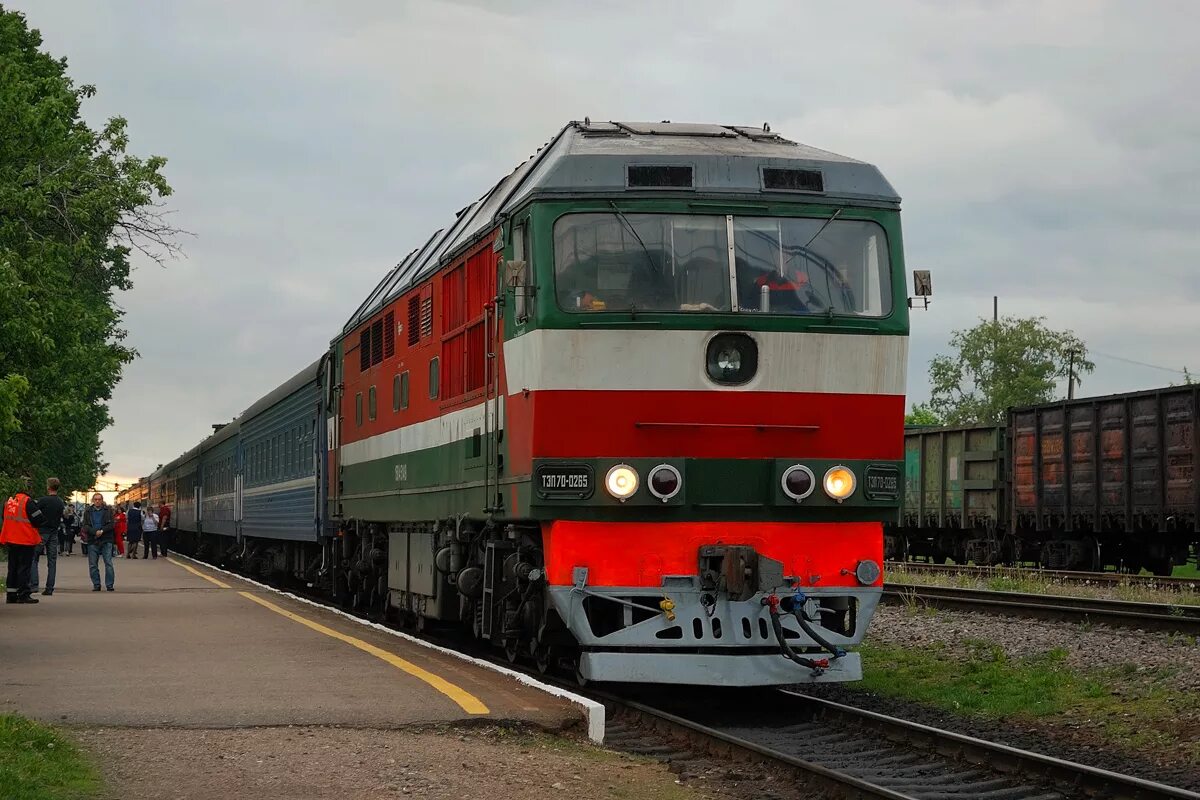 Спб поезд витебский. Тэп70 БЖД. Поезд Санкт-Петербург Брест. Тепловоз Витебский вокзал. Поезд Витебск.