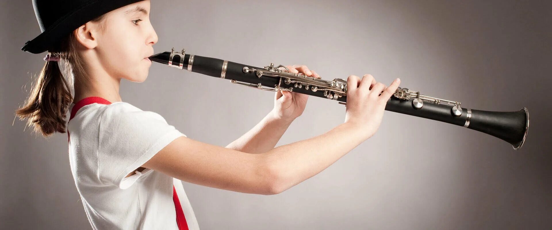 Играет на кларнете и трубе. Кларнет-Пикколо музыкальный инструмент. Кларнетист Габриель. Гобой и кларнет. Гобой для детей.