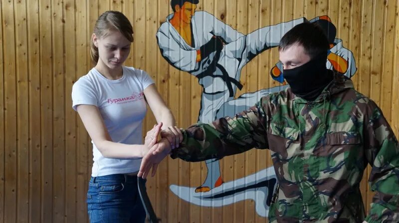 Женщины в экстремальных ситуациях. Женщины в экстремальных ситуациях. Самозащита для девушек баллончик. Самооборона для девочек. Удар ладонью.