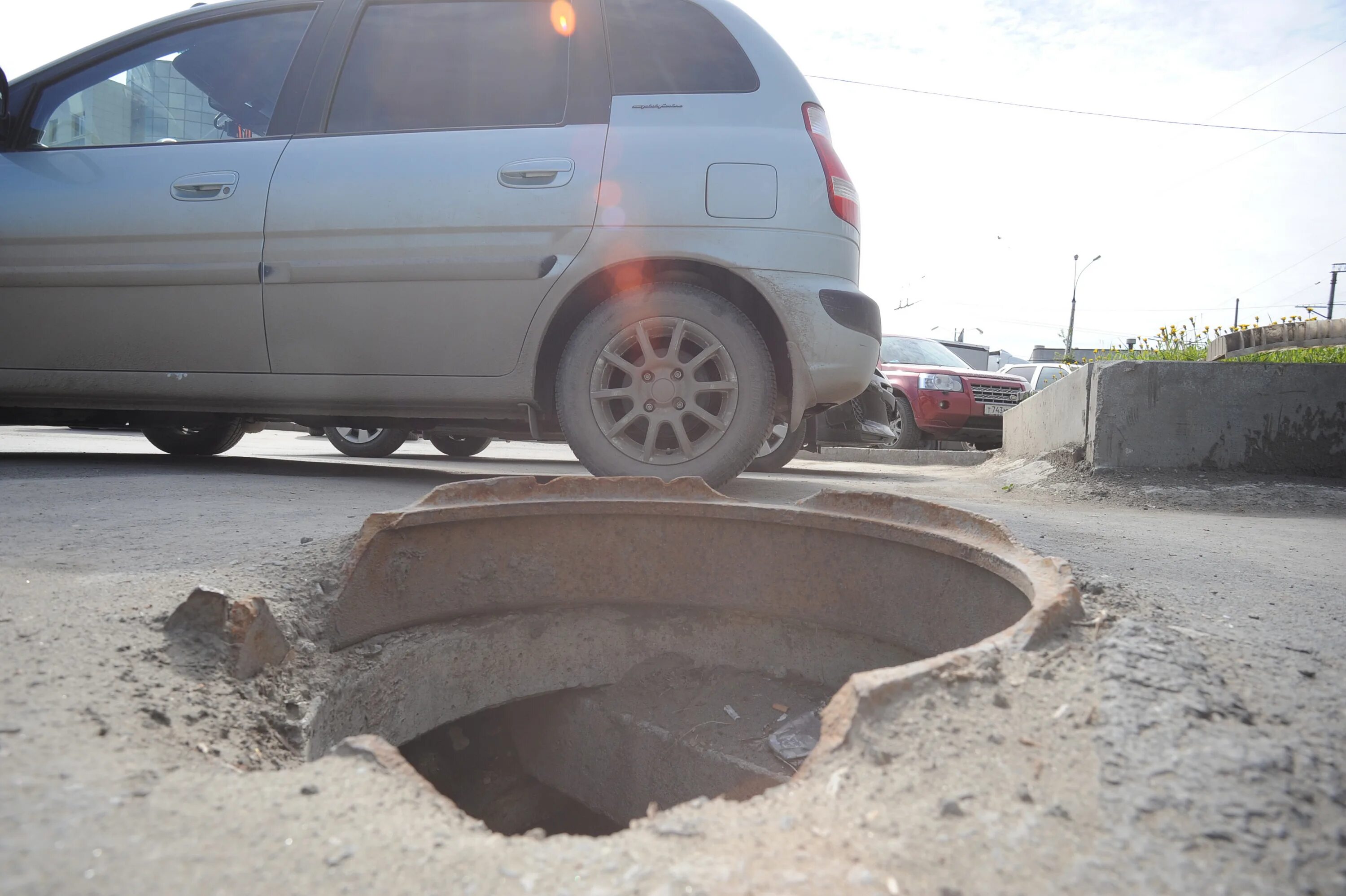 Колесо попало в яму на дороге. Яма для автомобиля. Колесо в яме. Колесо в яме на дороге.