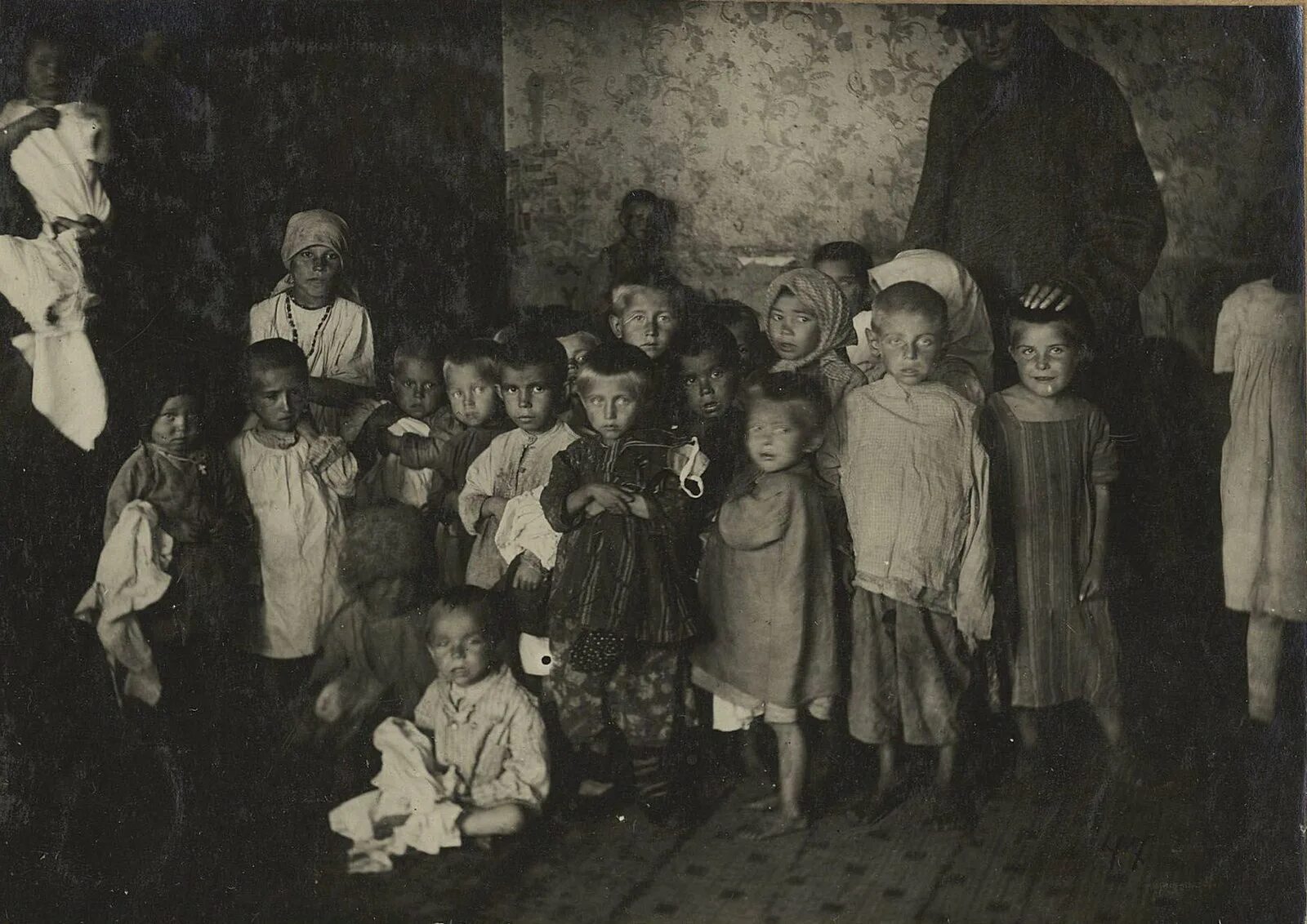 Голодающие дети в Бузулуке (Самарская Губерния), 1921-1922 гг.. Голод 1921-1922 гг в Самаре. Голод в Поволжье (Самара) 1921.
