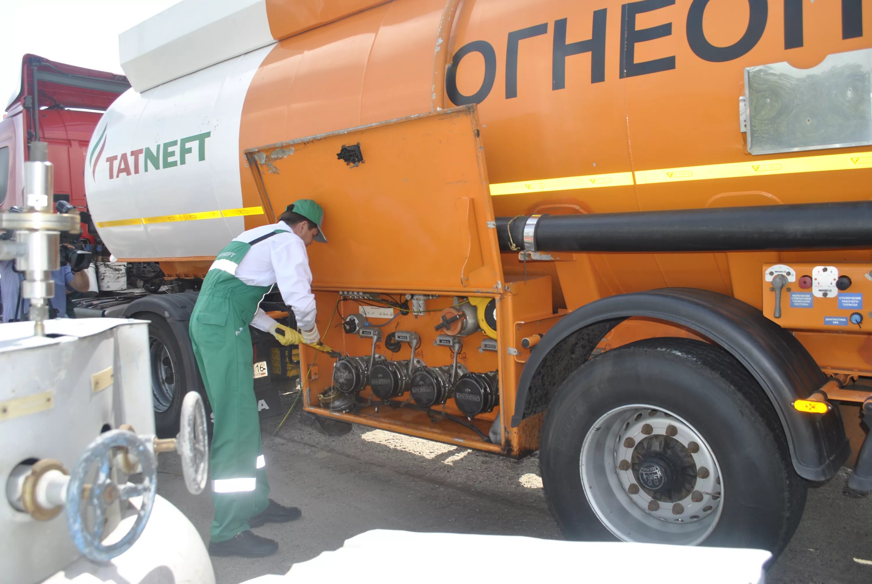 Площадка слива нефти с автоцистерн. Цистерна при азс. Автоцистерны для жидких нефтепродуктов нефаз 2010. Цистерна нефтепродукт 5320. Площадка налива нефти в автоцистерны.