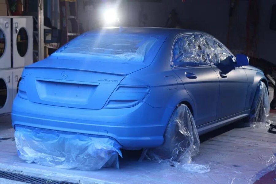 Стиль для покраса авто 50 на 50. Защитная краска для авто. Машина облитая краской. Краска для резины в баллончиках. Жидкая вулканизирующая резина.