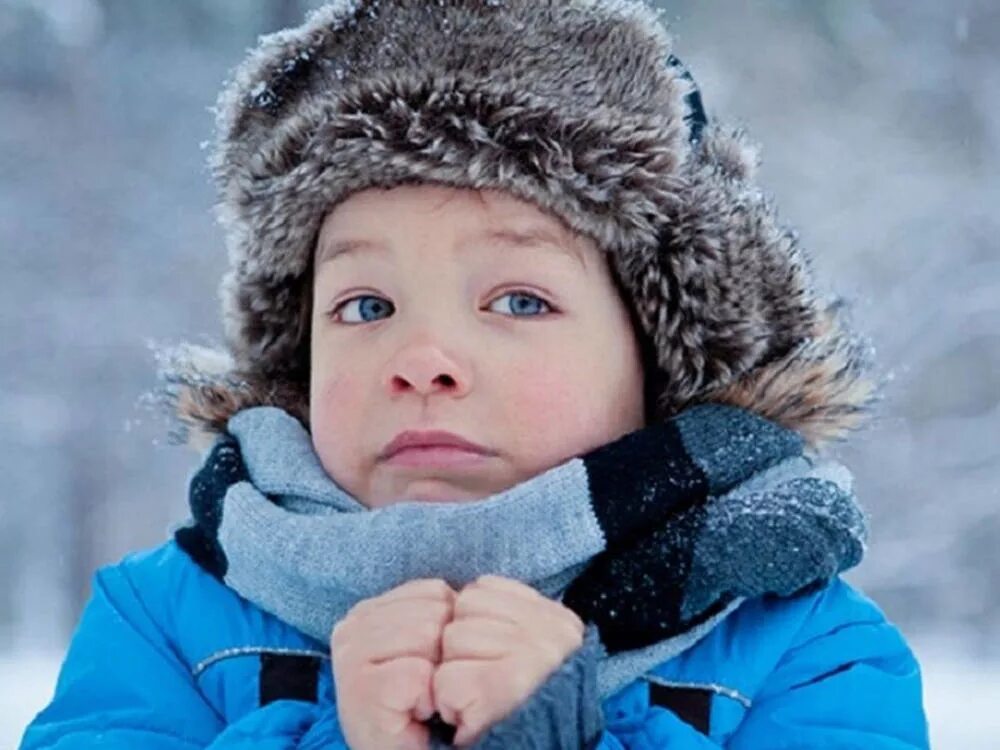 Мальчик зимой. Зима для детей. Ребенок замерз. Дети зимой.