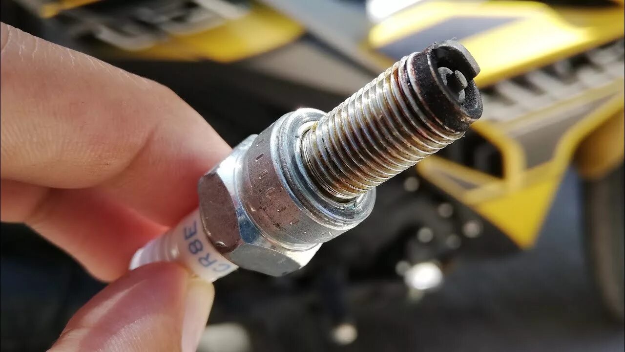 Где свечи зажигания. Spark Plug. Испорченная свеча зажигания. Spark position NGK. Свечи зажигания Honda cbr929rr.