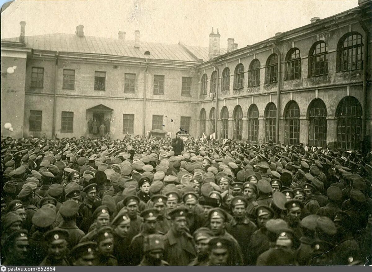 Октябрьская революция здания. Революция в России 1917. Russian Revolution 1917. Revolutions of 1917 in Russia.. Петровские казармы Москва 1917.