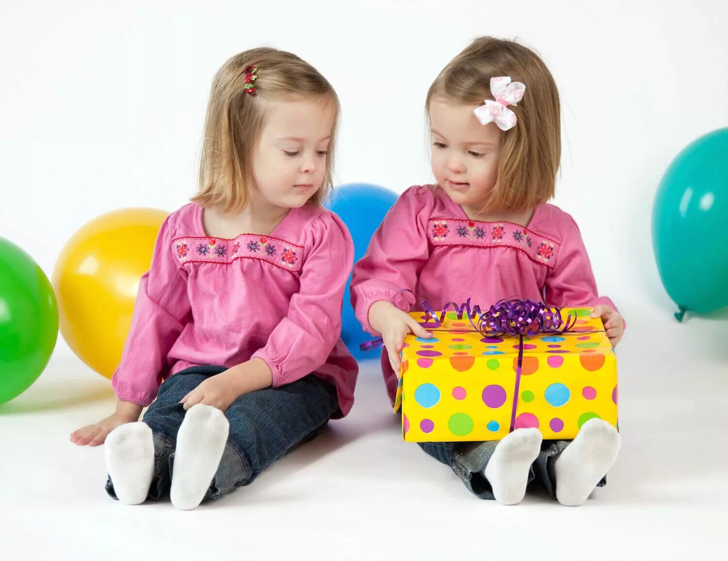 Босс в наказание двойня в подарок читать. Игрушки для двойняшек. Близнецы девочки. Игрушки для девочек близняшек. Девочка играет в игрушки.