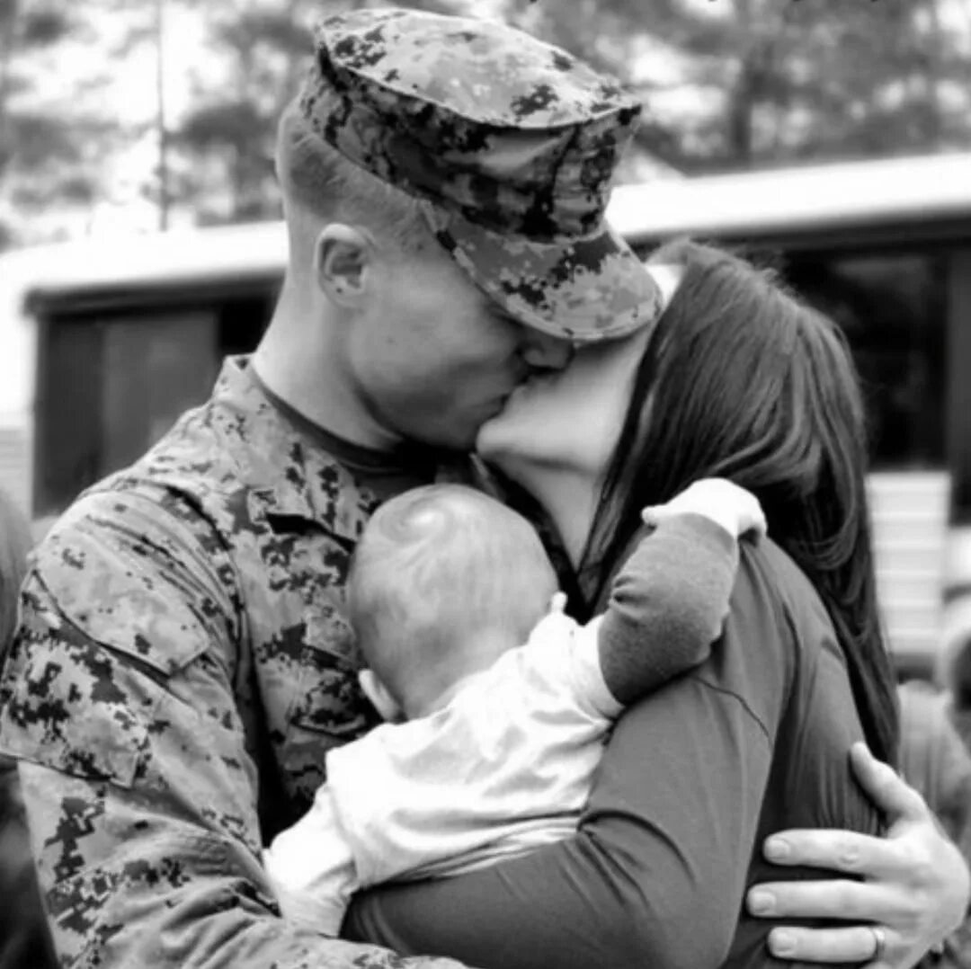 Солдат жену офицера. Жена военного. Солдат обнимает. Объятия с военным. Девушка солдат.