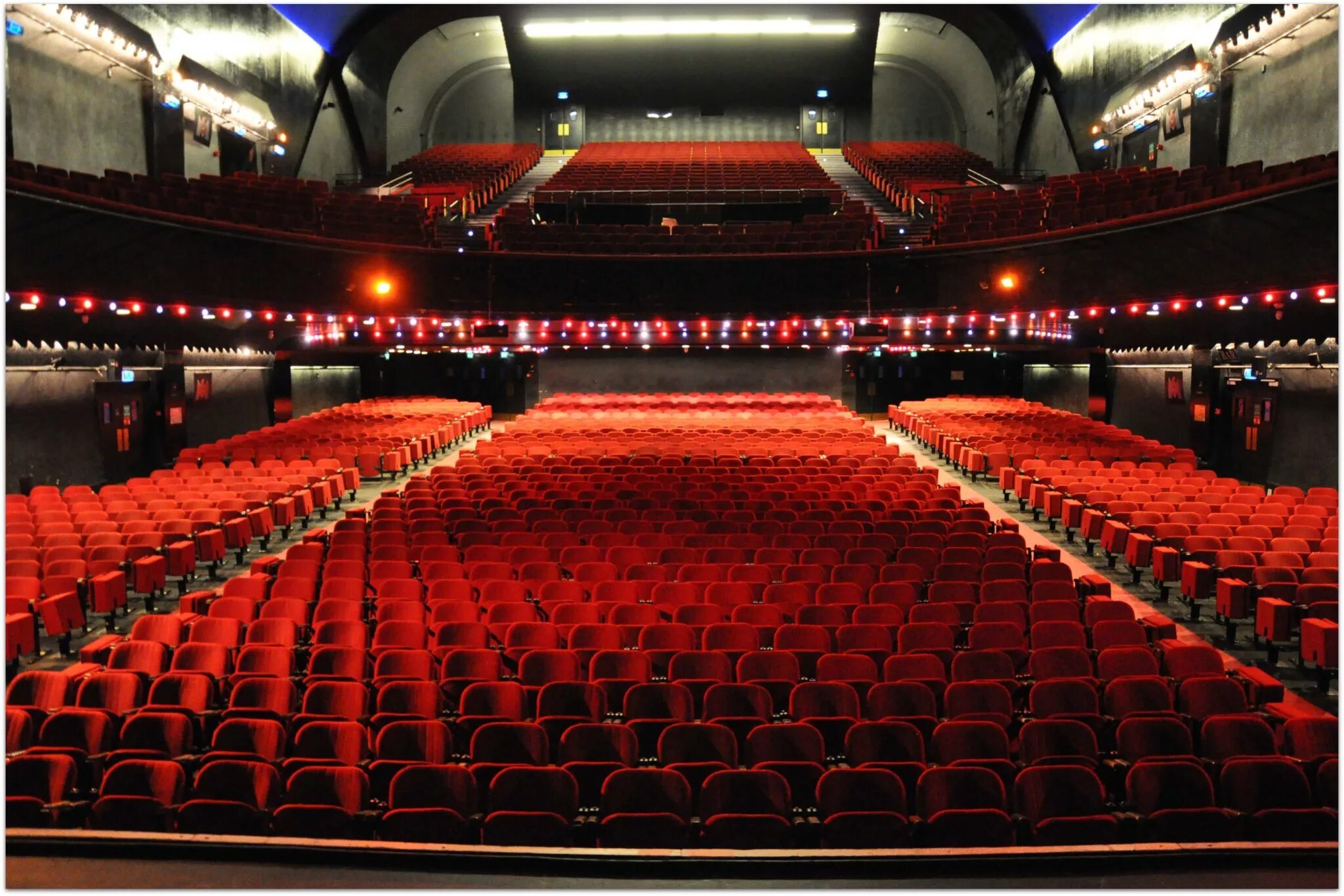 Concerts theatre. Зал Олимпия в Париже. Олимпия (концертный зал). Олимпия Франция концертный зал. Мюзик-Холл Олимпия.