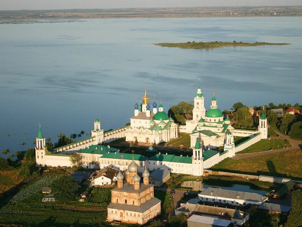 Вид на ростовский кремль с озера неро. Ярославль. Суздаль,спасо яковлевский монастырь. Ростов великий центр города. Город ростов ярославский.