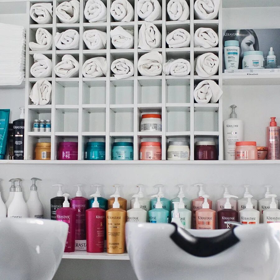 Парикмахерская косметика. Магазин профессиональной косметики. Салон косметики. Что можно продавать в салоне красоты. Полки для магазина косметики.