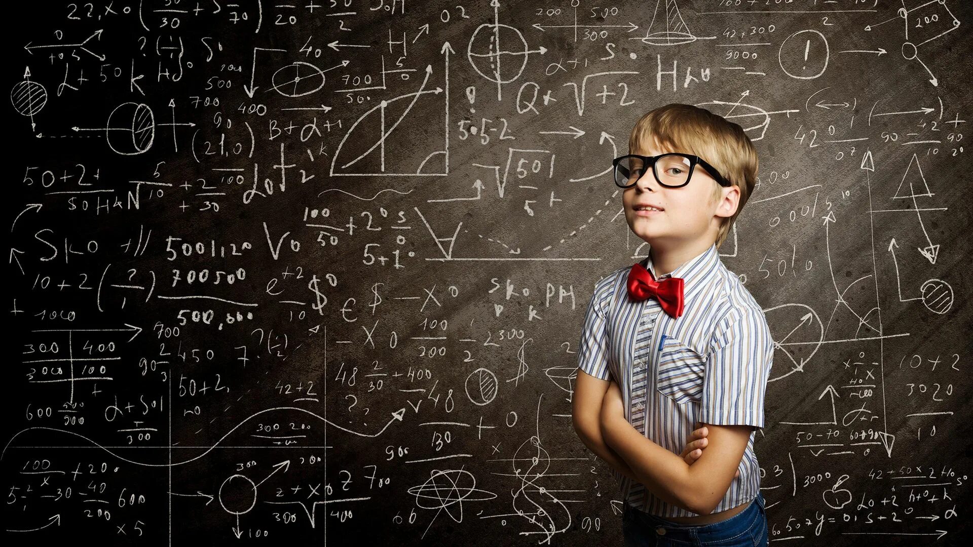 Smart person. Математика для детей. Школьник на фоне доски. Шокльник на фоне доски. Наука математика.