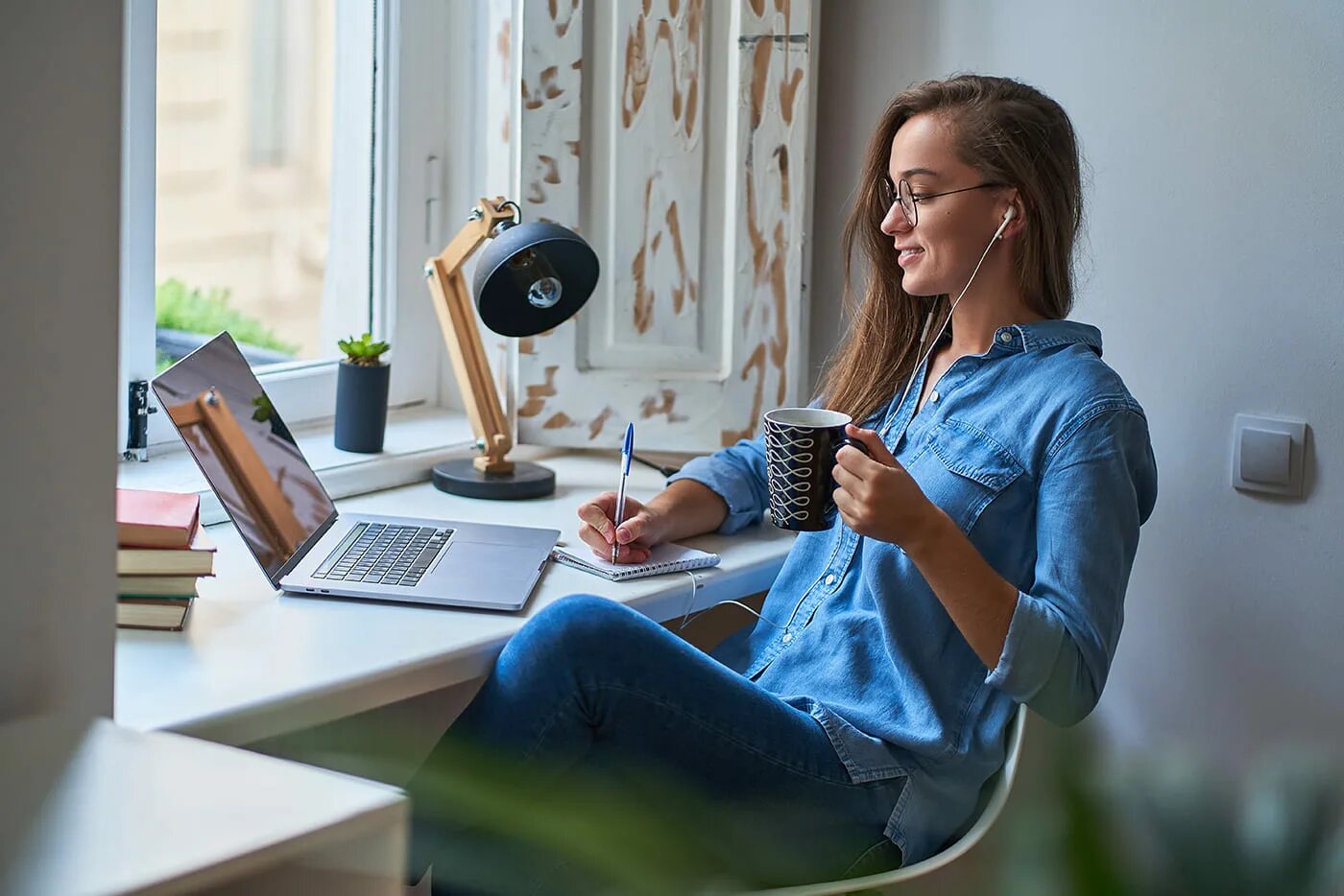 Онлайн менеджер в казахстане. Оператор за компьютером. Работа удаленно. Logitech cooling pad n100. С ноутбуком на пляже.