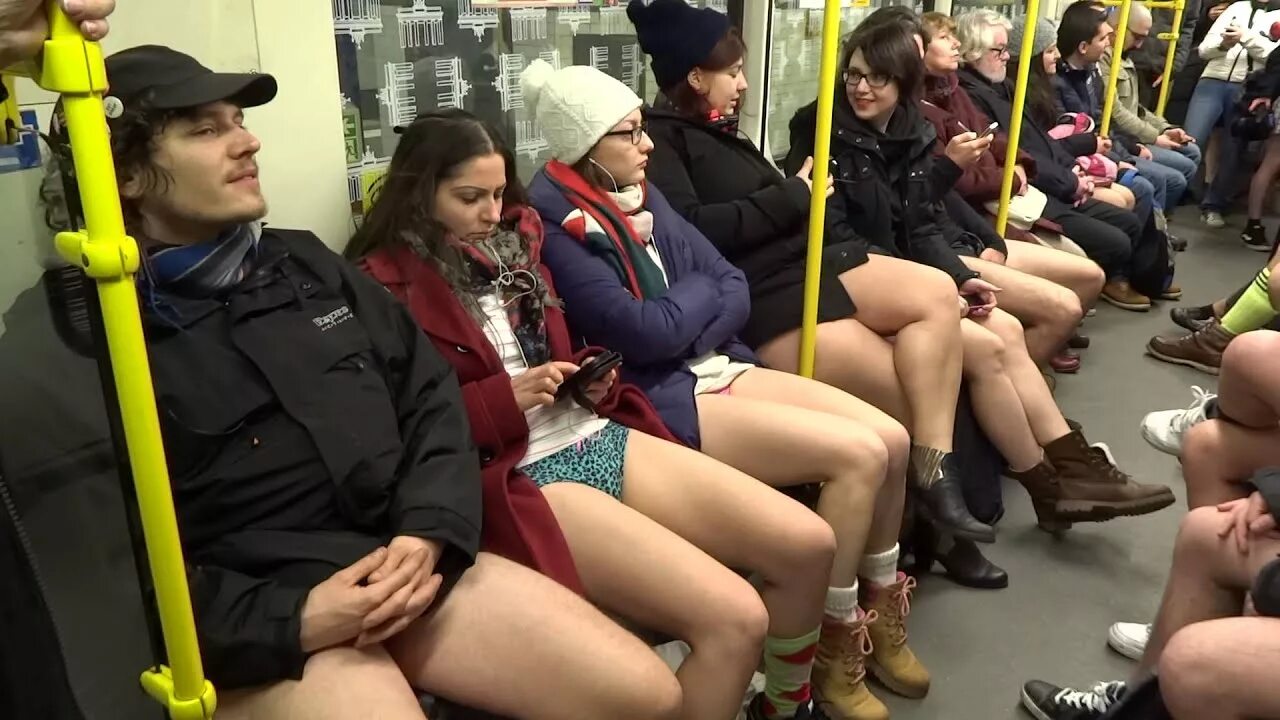 No Pants Subway Ride Москва. В метро без штанов. В метро без штанов Москва. День без штанов в метро. Без штанов без цензуры