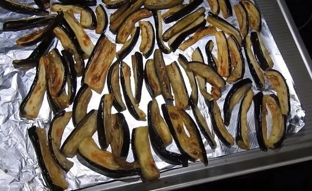 Запечённые баклажаны в духовке под соусом. Запеченные баклажаны в духовке дольками. Баклажаны брусочками. Печеные баклажаны. Баклажаны брусочками в духовке.