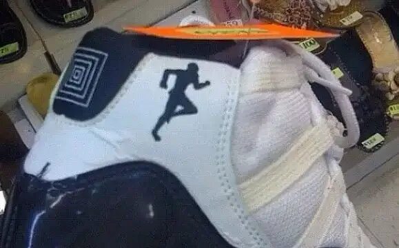 В обеих репликах. Смешные джорданы. Fake Air Jordan. Смешные копии Джорданов.