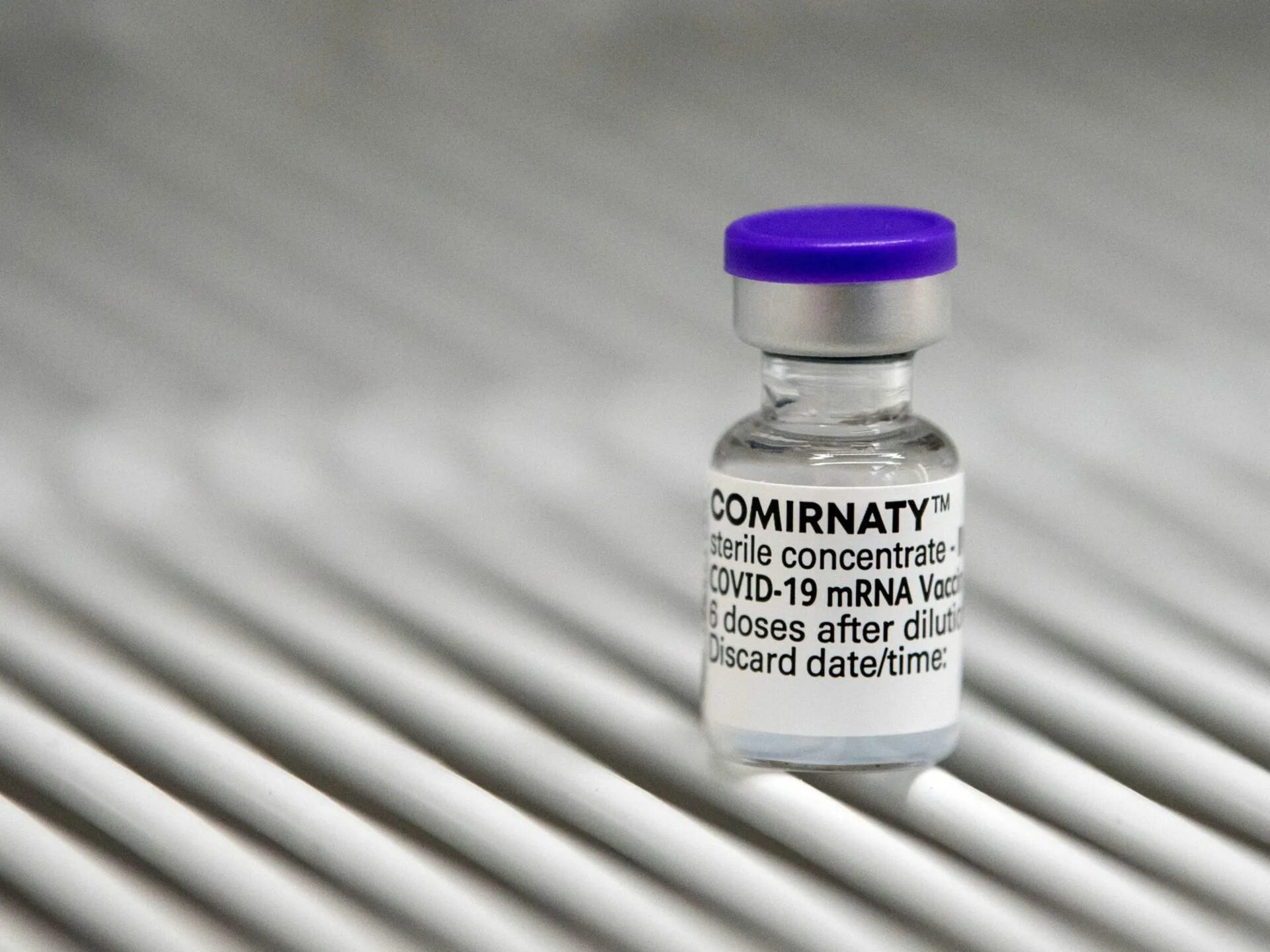 Пфайзер вакцина от коронавируса. Вакцина pfizer comirnaty. вакцины pfizer/biontech comirnaty. comirnaty вакцина производитель. pfizer shot.