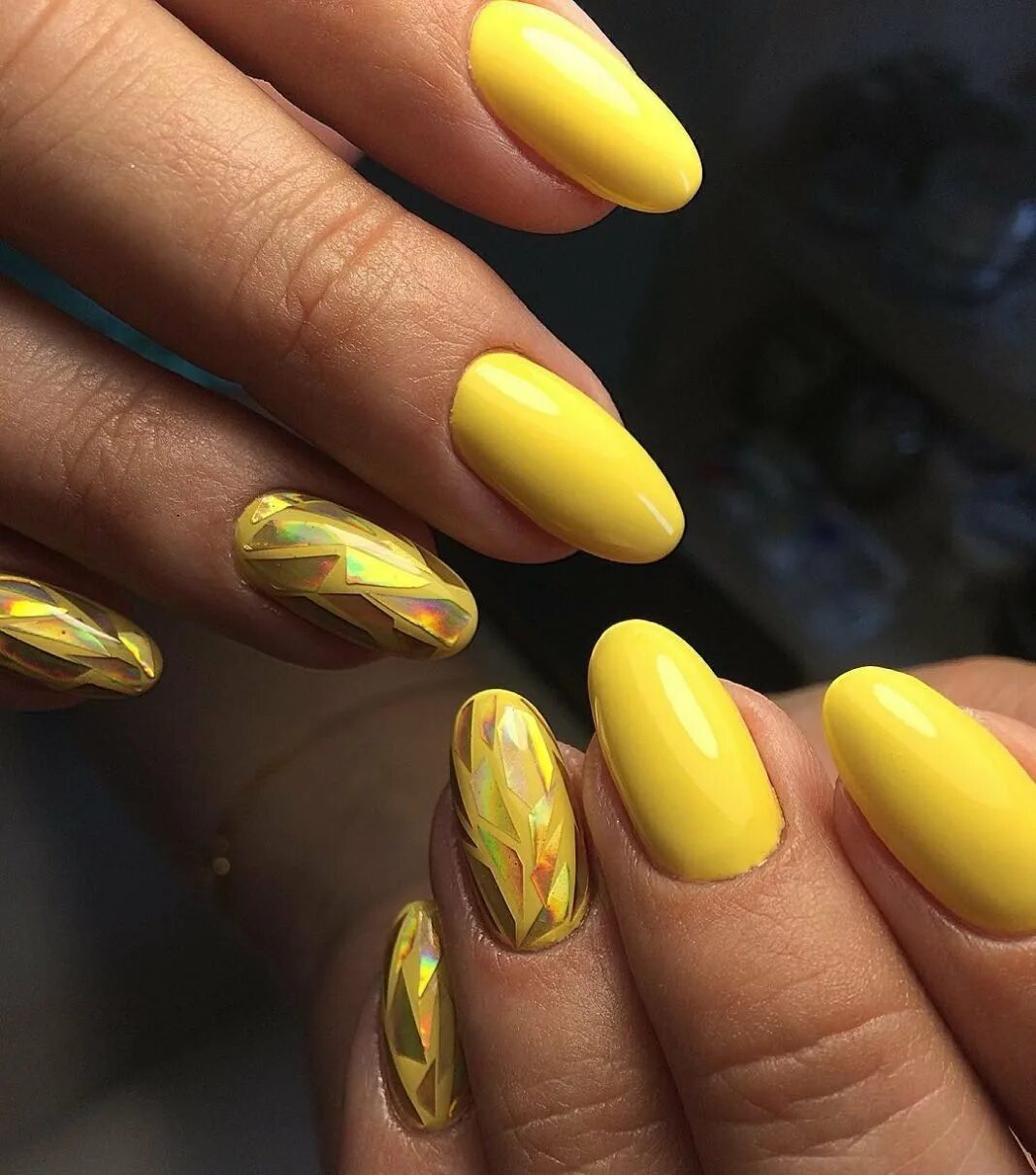 Ногти новинки желтые. Желтые ногти. Маникюр с жёлтым цветом. Красивые желтые ногти. Желтые гелевые ногти.
