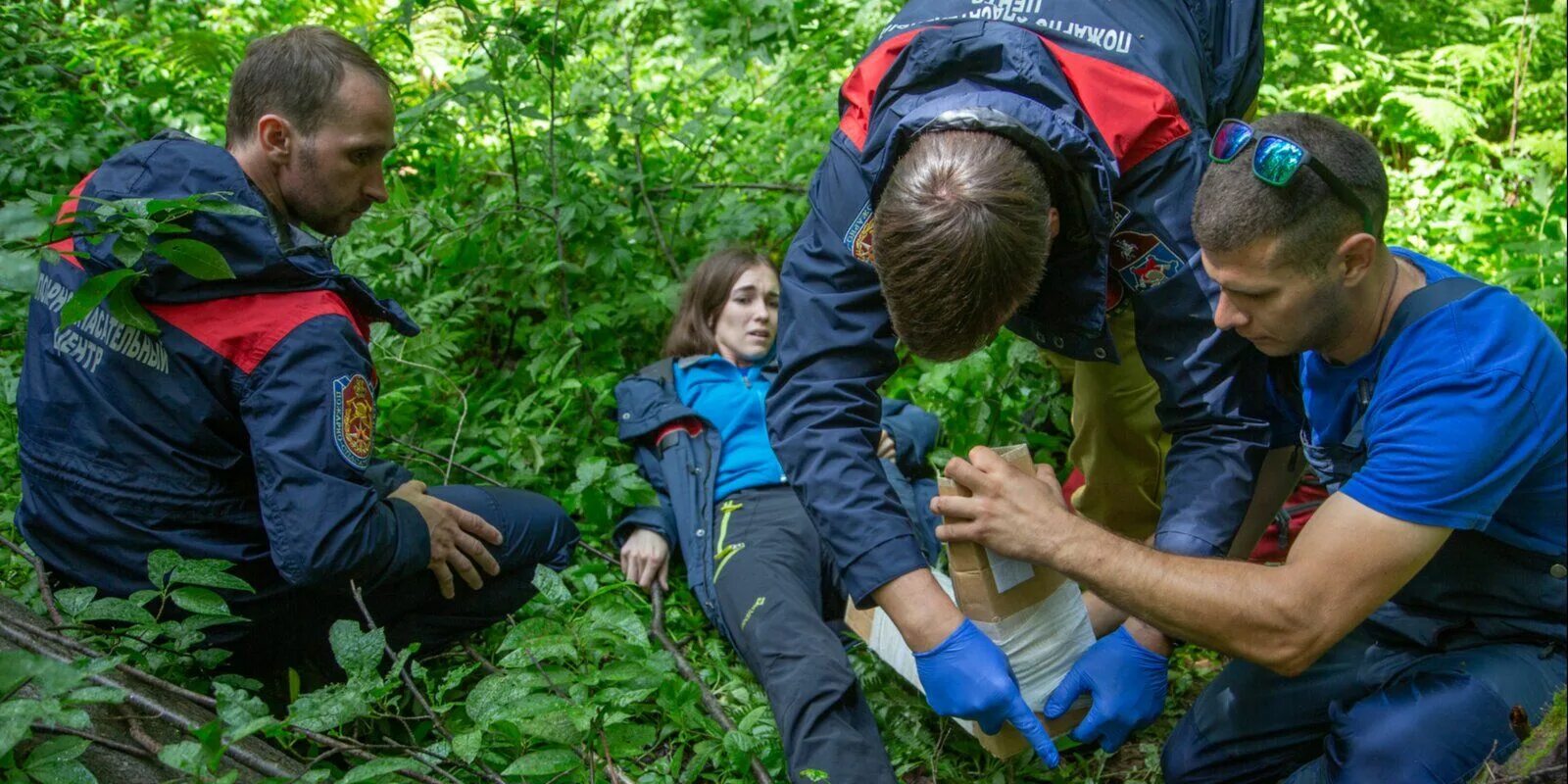 Потерявшиеся в лесу чрезвычайная ситуация. Спасатели в лесу. Человек в лесу. Спасатель.