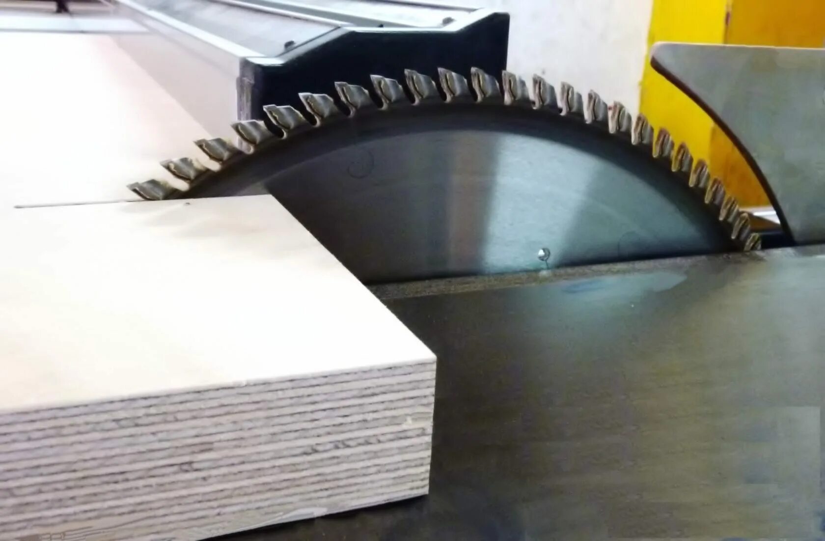 распиловка лдсп. раскрой листового материала для мебели. распил лдсп с прифуговкой. распил кромление. кромление лдсп на станке.