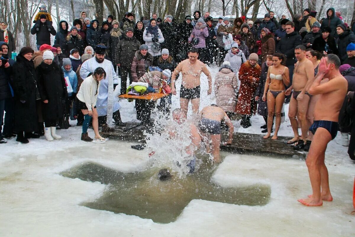 Крещение в 24 году какого числа. Крещение 19.01.21челябинск. крещение в проруби россия. крещение руси прорубь. сенеж прорубь крещение.