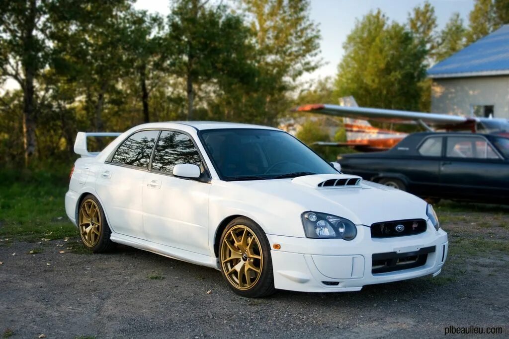 Субару белая. Subaru impreza wrx sti 2005. subaru impreza wrx sti 2003. субару импреза wrx sti 2005 белая. subaru impreza wrx sti белая.