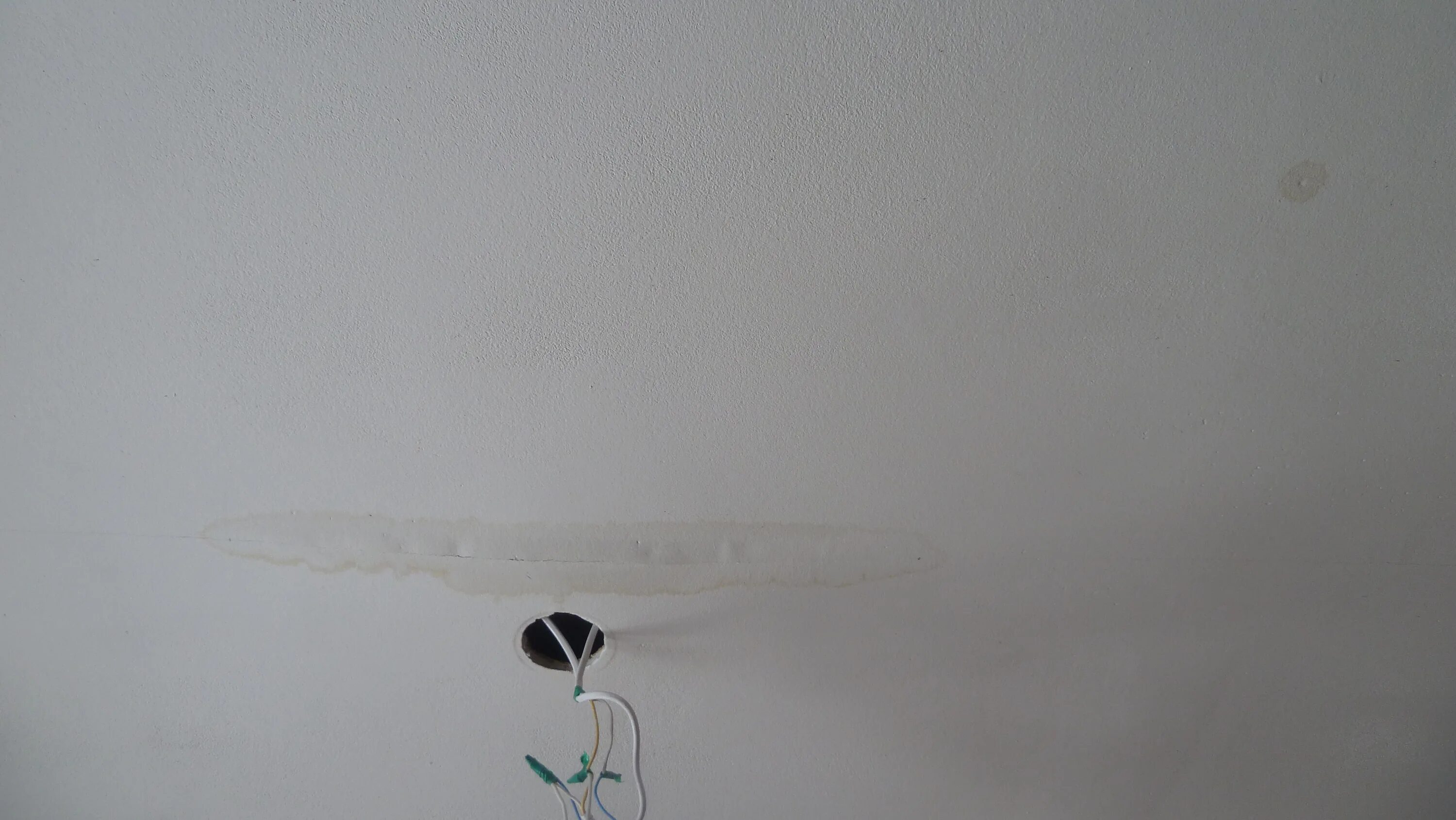 Сон вода с потолка в доме. Вода течет с потолка. Потолок капает школе. Сон вода с потолка в доме. Затопили соседи.