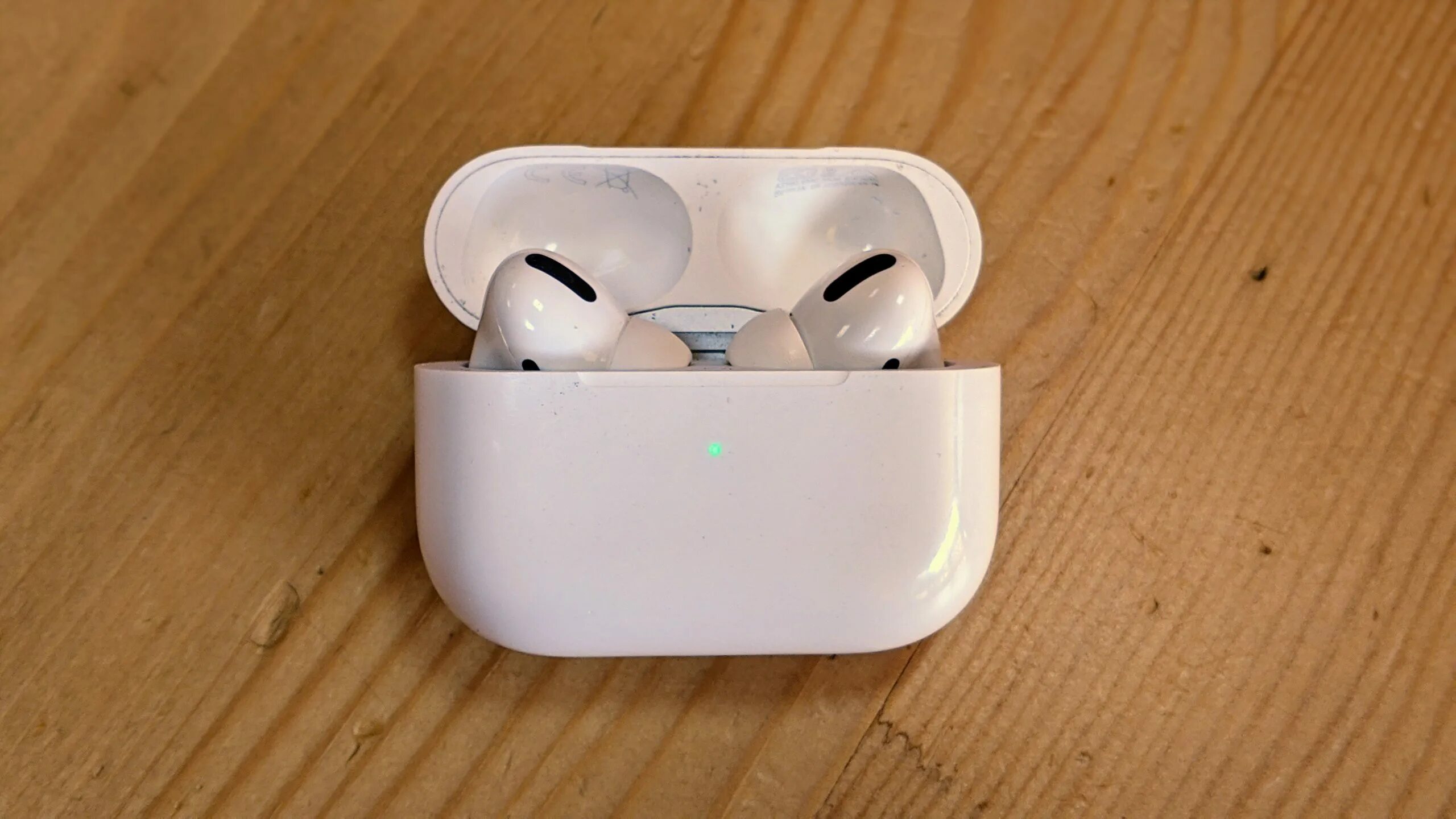 Apple charging case для airpods 3. Airpods pro 2020 с коробкой. Apple airpods 2 кейс сзади оригинал. Apple airpods 2 кейс сзади оригинал. наушники apple earpods pro.