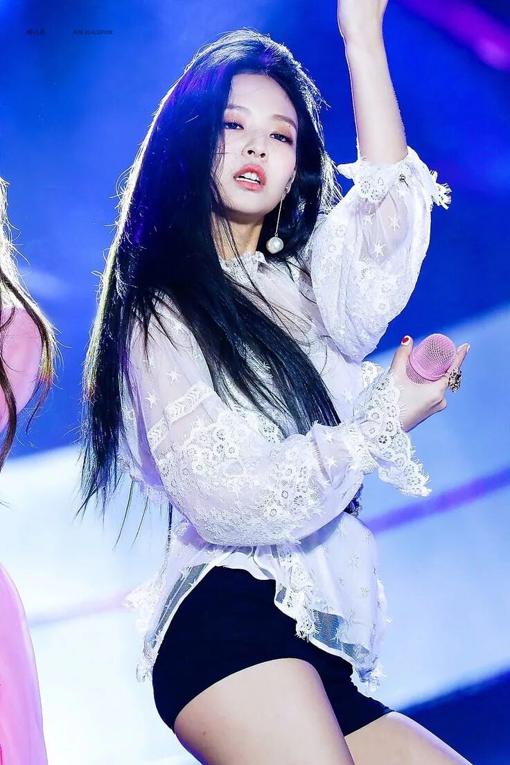 Kpop stage hairstyle girls. Кореянка на сцене. Blackpink дженни в красном платье. Кореянка на сцене. Kpop дженни.